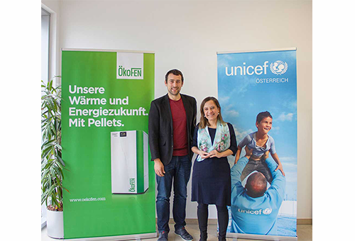 ÖkoFEN-Geschäftsführer Stefan Ortner und UNICEF-Vertreterin Dr. Anna Gudra 