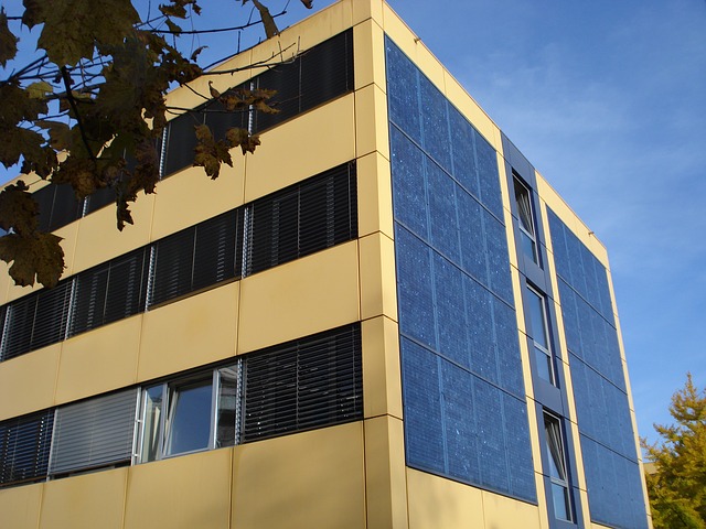 Solarmodule an Gebäudefassaden spielen eine wichtige Rolle in der Energiewende.