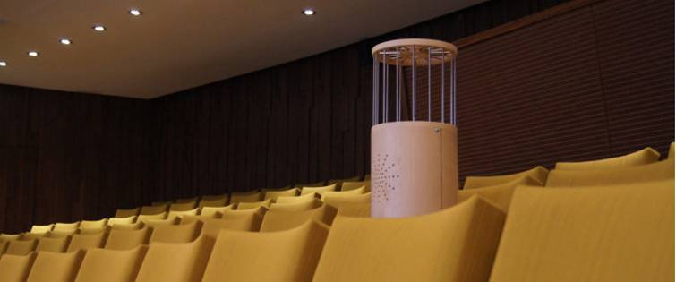 Ein Raumklima-Messgerät in Form eines menschlichen Torsos im Theater Krefeld. Das Gerät misst die Lufttemperatur, die relative Luftfeuchte, die Luftgeschwindigkeit und die CO2-Konzentration jeweils im Kopf- und im Fußbereich. (Quelle: Carolin Kley/TH Köln) 