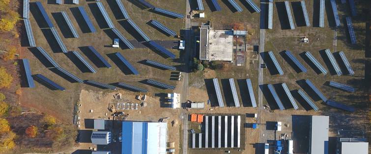 Luftaufnahme der unterschiedlichen Energiesystemkomponenten auf dem Campus Nord des KIT. (Quelle: Sebastian Mang/KIT)